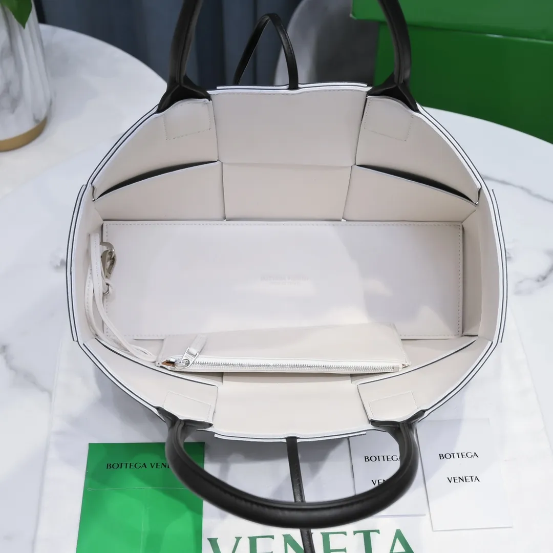 Batch 1760 medium arco, BottegaVeneta# official website latest cowhide leather with inner sheepskin SLIP tote handbag, and the logo has been changed to the side panel😍The oversized woven design really makes it a huge gap from ordinary tote bags🔗🔗Different color combinations inside and outside ⛓Daniel Lee leads the brand's DNA to continue to evolve with fresh inspiration🧬🧬showing a balanced style of luxury and reality👉: 30*20*12 Model: 9893#